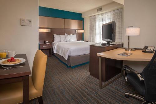 阿林顿阿灵顿罗斯林原住客栈的酒店客房设有一张床、一张书桌和一台电视机。
