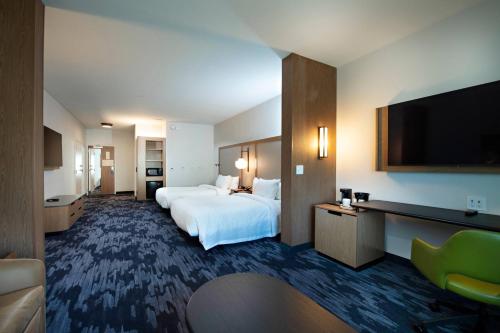 Murlin HeightsFairfield Inn & Suites by Marriott Dayton North的酒店客房设有两张床和一台平面电视。