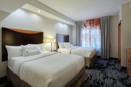 新坎伯兰哈里斯堡西/新坎普兰费尔菲尔德万豪套房酒店的酒店客房设有两张床和窗户。