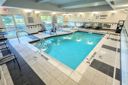 新坎伯兰哈里斯堡西/新坎普兰费尔菲尔德万豪套房酒店的酒店大堂的大型游泳池
