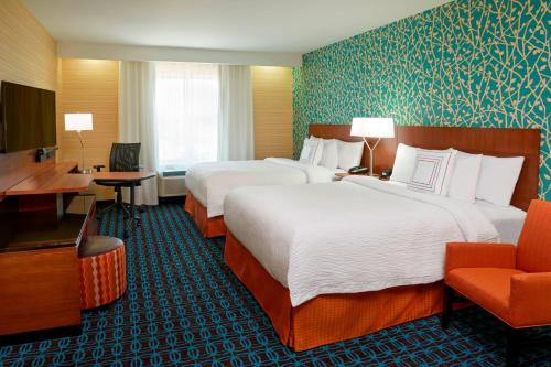 尼亚加拉瀑布Fairfield by Marriott Niagara Falls的酒店客房配有两张床和一张书桌