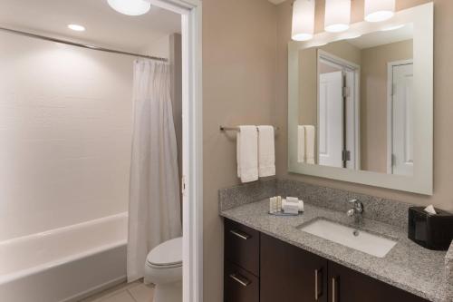 绍姆堡芝加哥绍姆堡万豪广场套房酒店的一间带水槽、卫生间和镜子的浴室