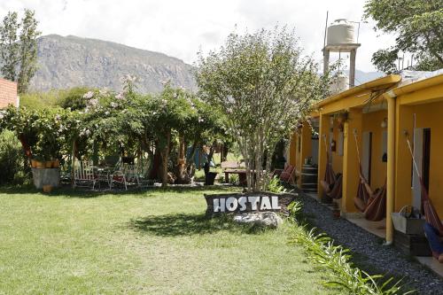 卡法亚特Hostel Lo de Chichi的草上带出租水手标志的院子