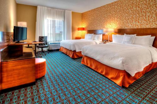 育空俄克拉荷马市育空费尔菲尔德套房酒店的酒店客房设有两张床和电视。