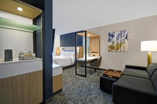 Arden HillsSpringHill Suites by Marriott St. Paul Arden Hills的酒店客房设有一张沙发和一张床