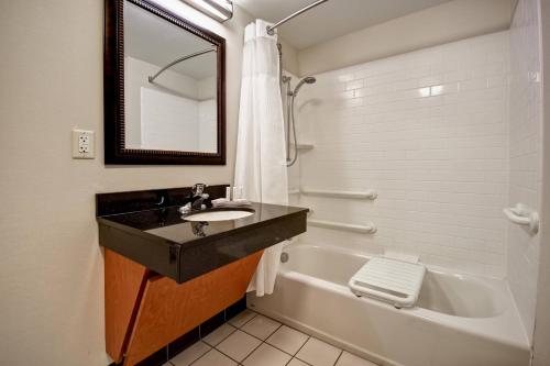 北普拉特万豪北普拉特菲尔费尔德酒店及套房的一间带水槽、浴缸和卫生间的浴室