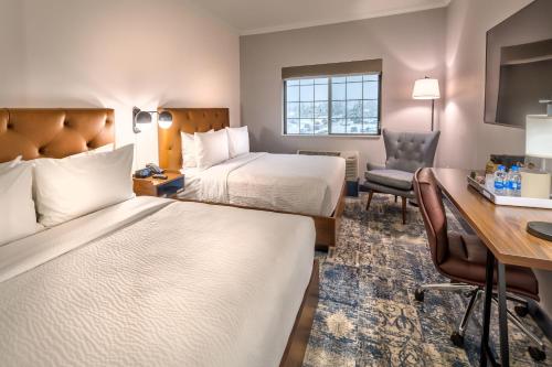 安克雷奇Four Points by Sheraton Anchorage Downtown的酒店客房配有两张床和一张书桌