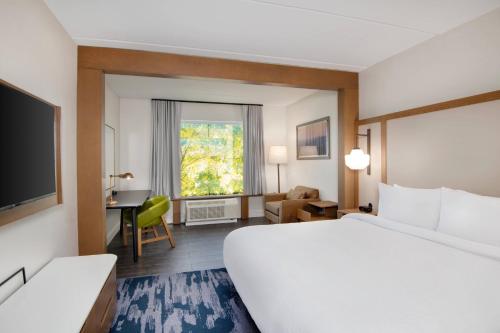哥伦比亚Fairfield Inn & Suites Columbia Downtown的酒店客房设有一张大床和一张书桌。