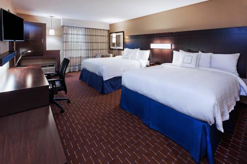 奥德萨敖德萨万豪万怡酒店的酒店客房配有两张床和一张书桌