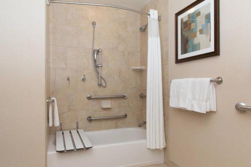 奥德萨敖德萨万豪万怡酒店的带淋浴和浴缸的浴室