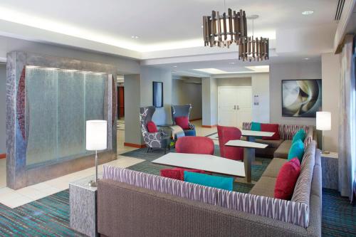 克利尔沃特克利尔沃特市区万豪酒店的带沙发和红色椅子的客厅