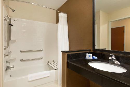 俾斯麦南俾斯麦费尔菲尔德客栈&套房酒店的一间带水槽、浴缸和淋浴的浴室