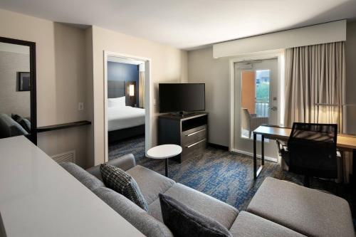 斯科茨Residence Inn by Marriott Scottsdale Salt River的酒店客房带沙发以及一间卧室