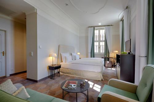 德累斯顿德雷斯顿品牌系列酒店的酒店客房,配有床和沙发
