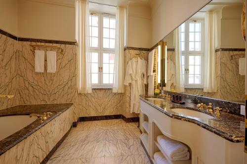 德累斯顿德雷斯顿品牌系列酒店的一间带两个盥洗盆和大镜子的浴室