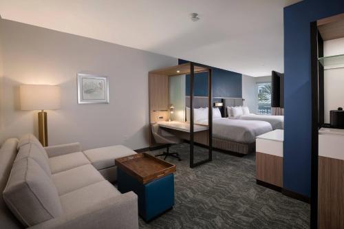 阿米莉亚岛SpringHill Suites by Marriott Amelia Island的酒店客房设有一张沙发和一张床