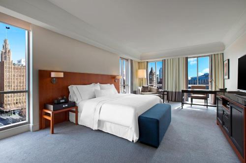 墨尔本墨尔本威斯汀酒店的一间卧室设有一张大床和一个大窗户