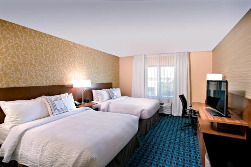 坦培Fairfield Inn & Suites by Marriott Phoenix Tempe/Airport的酒店客房设有两张床和一台平面电视。