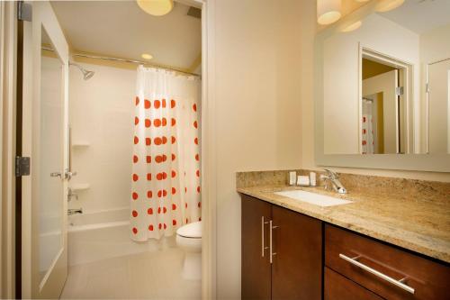 伊格尔帕斯伊格尔帕斯万豪唐普雷斯酒店的一间带水槽、卫生间和镜子的浴室