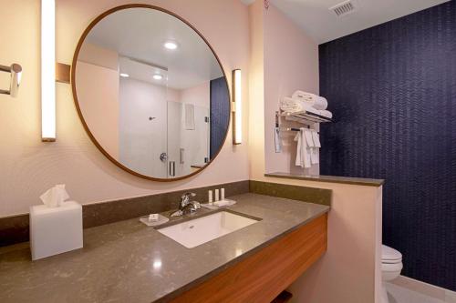 德卢斯Fairfield Inn & Suites By Marriott Duluth Waterfront的一间带水槽和镜子的浴室