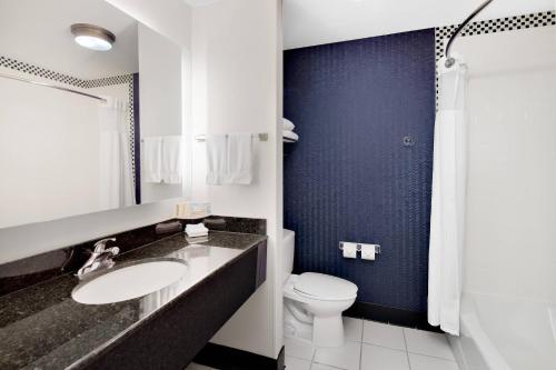 霍布斯霍布斯万豪费尔菲尔德客栈及套房酒店的一间带水槽和卫生间的浴室