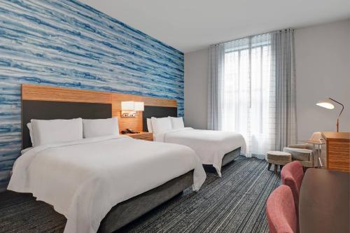 辛辛那提TownePlace Suites by Marriott Cincinnati Downtown的酒店客房带两张床和壁画