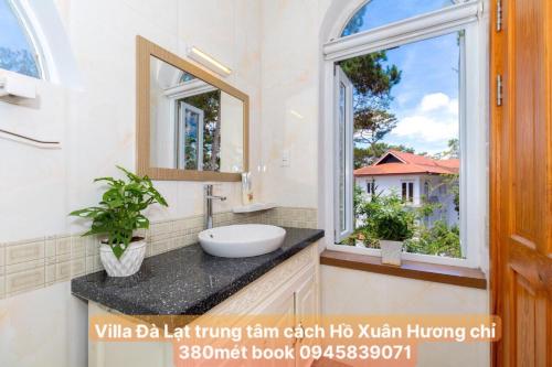 阿普春安Villa Đà Lạt Khởi Nghĩa Bắc Sơn Gần Hồ Xuân Hương Gần Chợ Đêm - KNBS Lana的一间带水槽和窗户的浴室