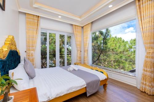 阿普春安Villa Đà Lạt Khởi Nghĩa Bắc Sơn Gần Hồ Xuân Hương Gần Chợ Đêm - KNBS Lana的一间卧室设有一张床和一个大窗户