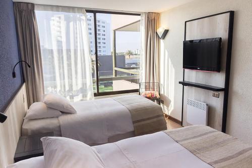 拉塞雷纳俱乐部拉塞雷纳酒店的酒店客房设有两张床和一台平面电视。