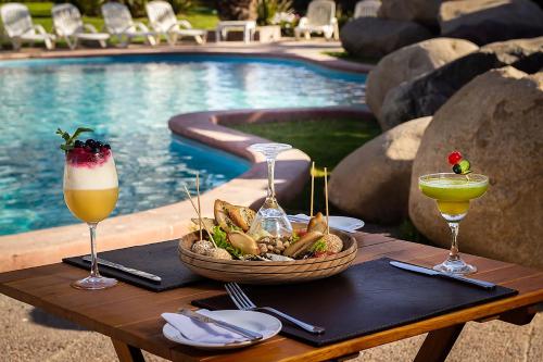 拉塞雷纳俱乐部拉塞雷纳酒店的一张桌子,旁边是饮料和一篮子食物