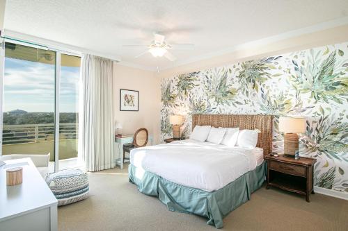 比洛克西Ocean Club 703的一间卧室配有一张带热带壁纸的大床