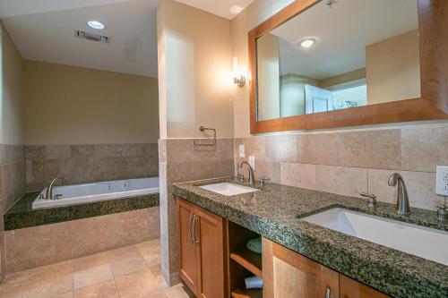 比洛克西Ocean Club 703的浴室配有2个盥洗盆和1个浴缸。
