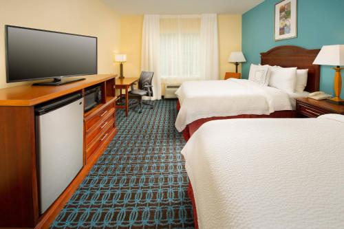 马绍尔马歇尔万豪费尔菲尔德客栈的酒店客房设有两张床和一台平面电视。