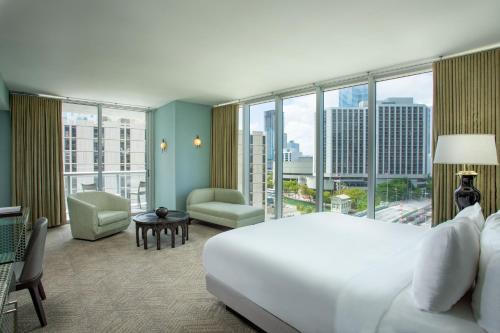 迈阿密W迈阿密酒店的酒店客房设有一张床和一个大窗户