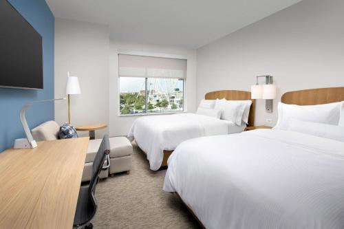 奥兰多Element Orlando Universal Blvd.的酒店客房设有两张床和一台平面电视。