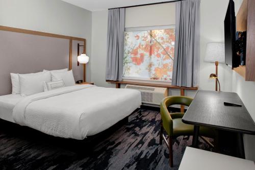 塞勒姆Fairfield Inn & Suites by Marriott Roanoke Salem的配有一张床、一张书桌和一扇窗户的酒店客房