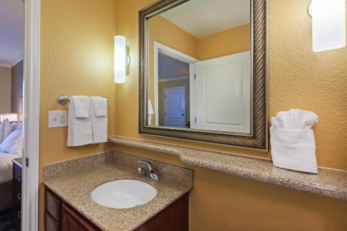 奥德萨敖德萨万豪广场套房酒店的一间带水槽和镜子的浴室