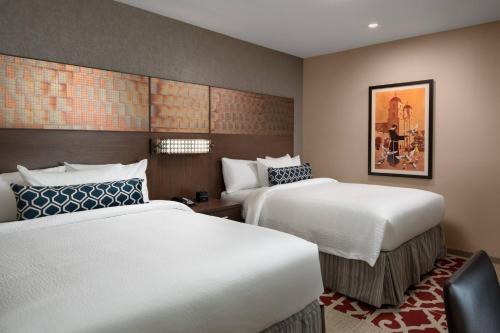 圣巴巴拉圣巴巴拉戈利塔万豪原住酒店的一间酒店客房,房间内设有两张床