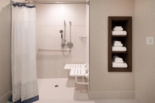 圣巴巴拉圣巴巴拉戈利塔万豪原住酒店的带淋浴和盥洗盆的白色浴室