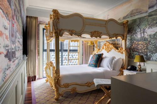 新加坡克莱尔蒙特酒店的一间卧室设有天蓬床和窗户。