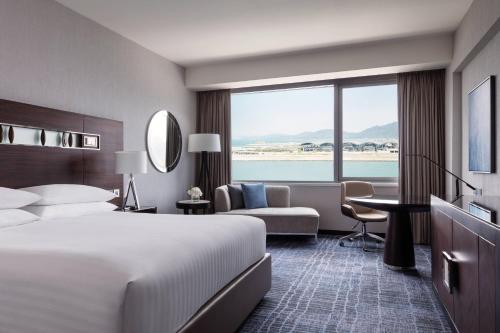 香港天际万豪酒店的酒店客房设有一张床,享有海景。