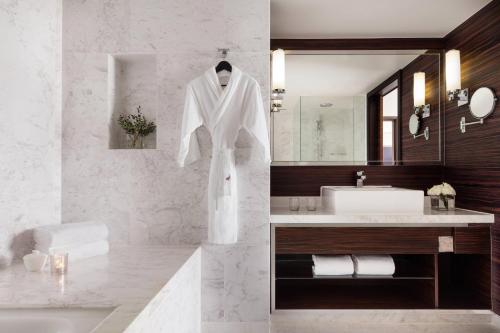 香港天际万豪酒店的浴室墙上挂着白色的长袍