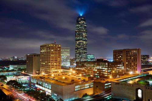 休斯顿JW Marriott Houston by the Galleria的城市天际线,夜晚有高楼