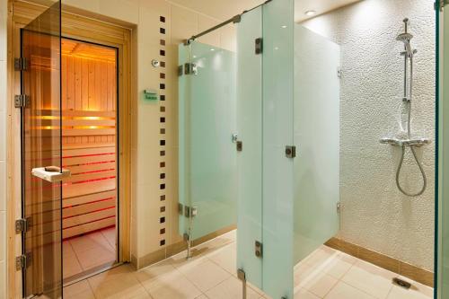 伦敦Marriott Executive Apartments London, Canary Wharf的带淋浴和玻璃淋浴间的浴室