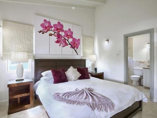 布里奇敦增布雷克 - 安尼德尔宽敞公寓的一间卧室配有一张带紫色枕头的大床