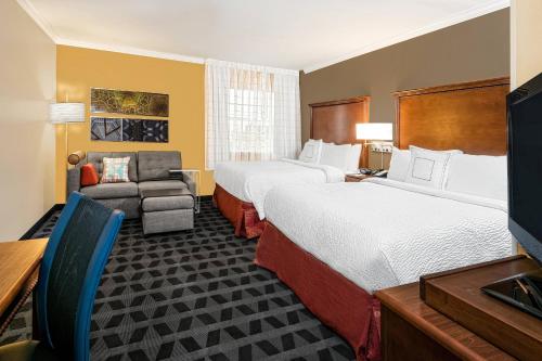 圣安东尼奥圣安东尼奥西北万豪广场套房酒店的酒店客房设有两张床和电视。