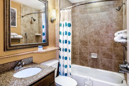 圣安东尼奥圣安东尼奥西北万豪广场套房酒店的一间带水槽、浴缸和卫生间的浴室