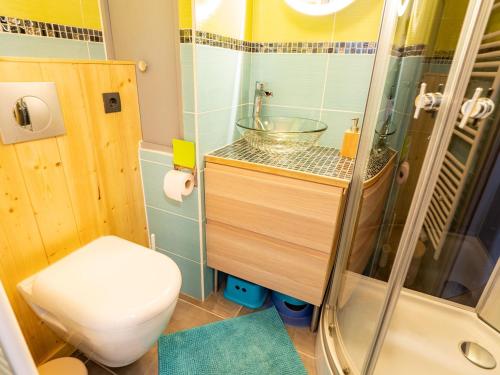莫达讷Appartement Valfréjus, 2 pièces, 4 personnes - FR-1-468-107的带淋浴、卫生间和盥洗盆的浴室