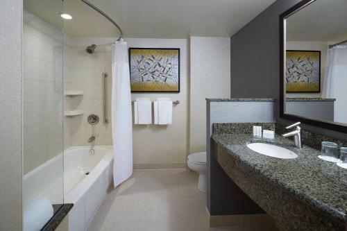 多瓦尔蒙特利尔机场万怡酒店 的一间带水槽、浴缸和卫生间的浴室