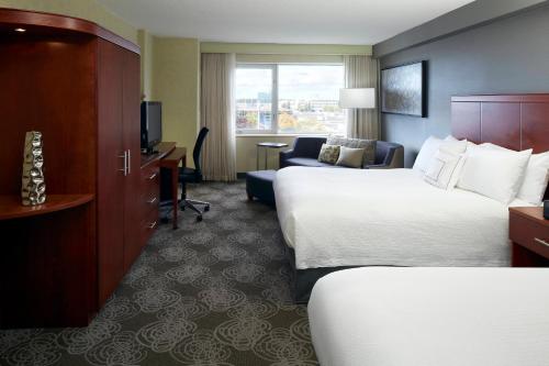 多瓦尔蒙特利尔机场万怡酒店 的酒店客房,设有两张床和一张沙发